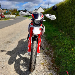 Marque de moto espagne Rieju mrt 50 cc Trophy rouge anodisée