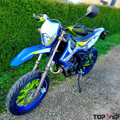 Moto Rieju MRT 50 cc personnalisée unique bleu-vert lime